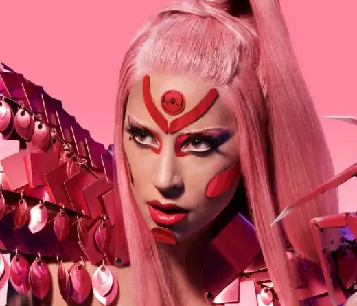 Lady Gaga regresa a sus races pop y a los atuendos extravagantes en Stupid Love, nuevo tema y video.
